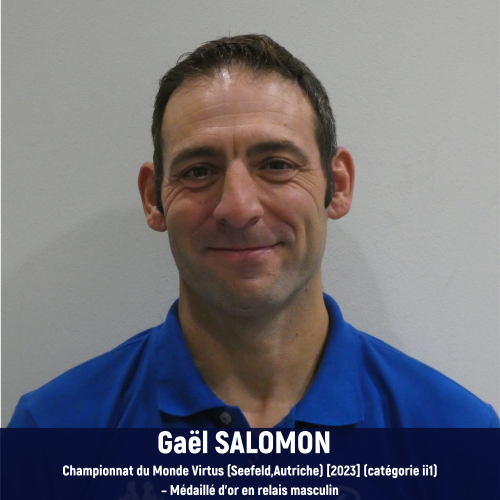 Kaki Floral Noms et Initiales Carré Oreiller (1)