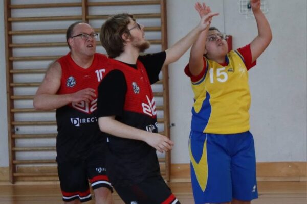 joueurs qui essayent d'attraper le ballon