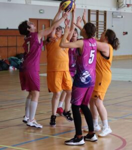 joueuses qui essayent d'attraper le ballon
