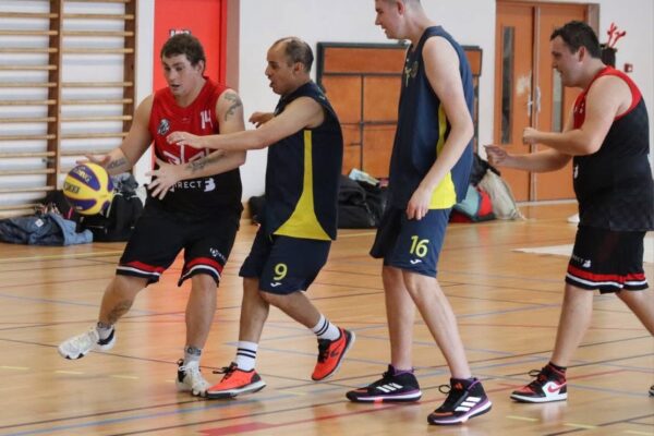 joueurs sur le terrain